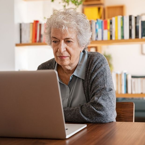 Las propuestas de FATEC para acabar con la brecha digital que afecta a las personas mayores. Foto: Bigstock