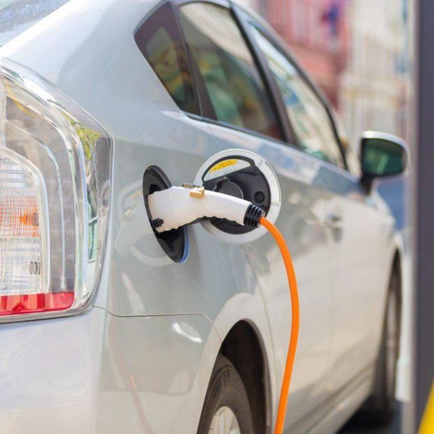 Comprar un coche eléctrico supone un ahorro de al menos 9.000 euros en 11 años de uso, según OCU