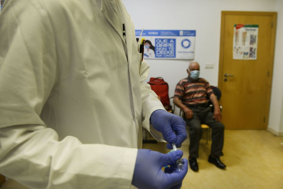 EuropaPress 4032327 anciano espera recibir vacuna contra gripe 25 octubre 2021 ourense galicia