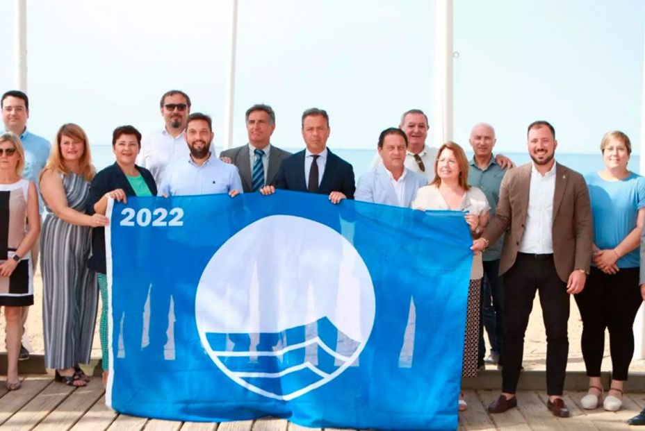 El consejero de Presidencia, Turismo, Cultura y Deportes, Marcos Ortuño, junto a representantes de los municipios cuyas playas y puertos han obtenido Banderas Azules - CARM