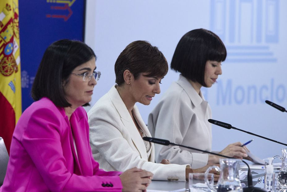 La ministra de Sanidad, Carolina Darias; la ministra portavoz, Isabel Rodríguez; y la ministra de Ciencia e Innovación, Diana Morant, comparecen tras la reunión del Consejo de Ministros, en el Palacio de La Moncloa
