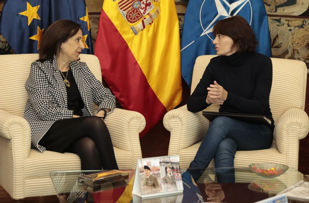 Lucía Llano entrevistándose con Margarita Robles, ministra de Defensa
