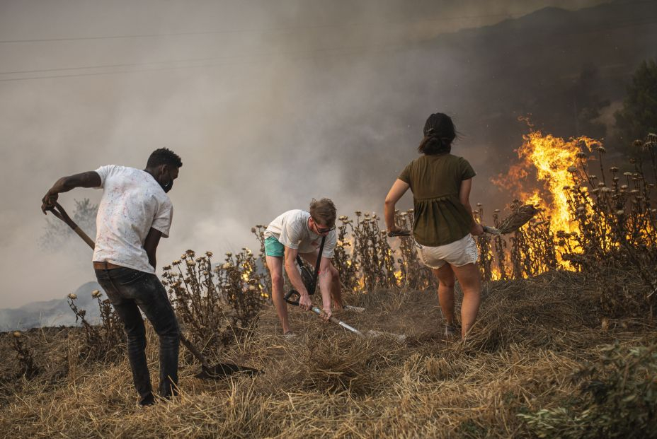 EuropaPress 4579465 vecinos colaboran labores extincion incendio forestal 17 julio 2022 vistas