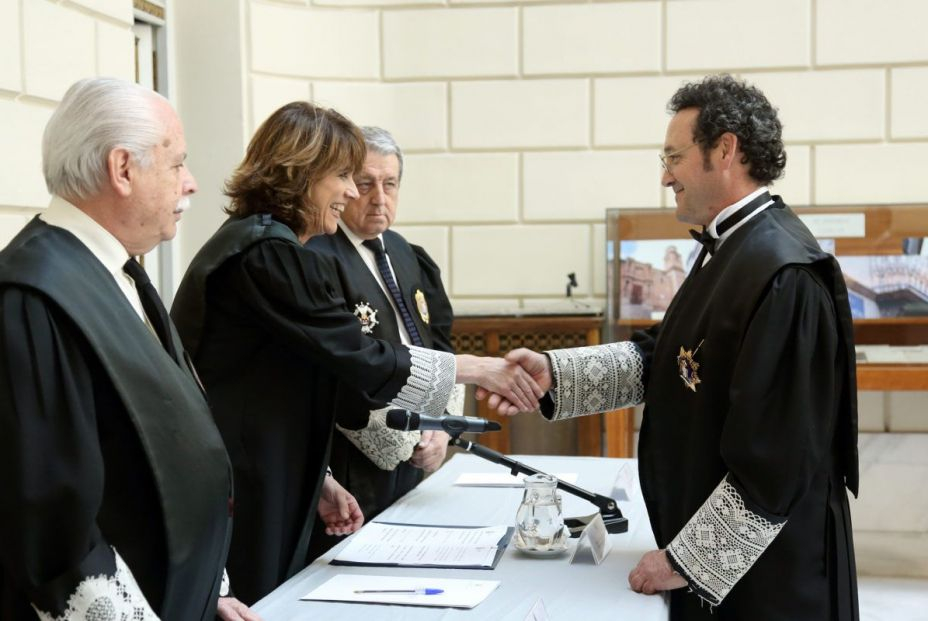 Álvaro García Ortiz (a la derecha) recibe su nombramiento como fiscal de sala de manos de Dolores Delgado