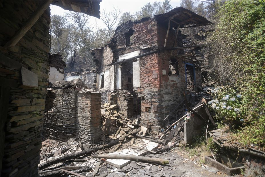 EuropaPress 4585818 vivienda calcinada afectada fuego folgoso do courel aldea rio bois 20 julio