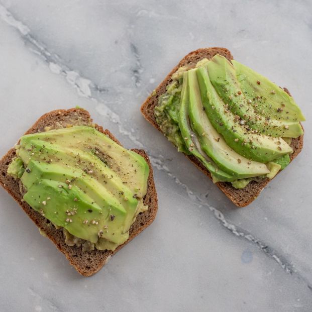 Ideas de cenas ligeras avocado toast (Bigstock)