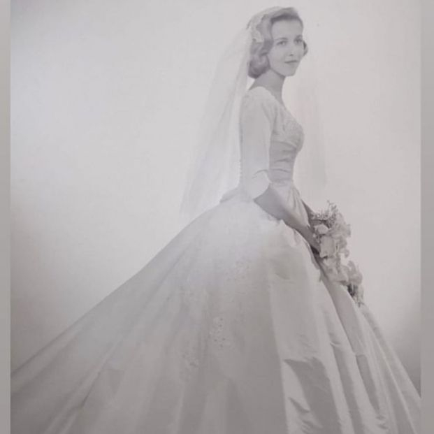 VÍDEO: Sorprende a su abuela cambiando su vestido de novia por el que ella llevó en su día. Foto: Instagram