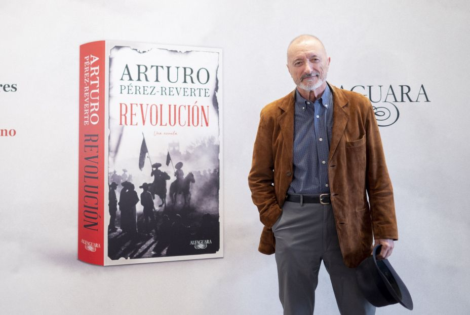 EuropaPress 4721576 escritor arturo perez reverte posa presentacion libro revolucion the westin