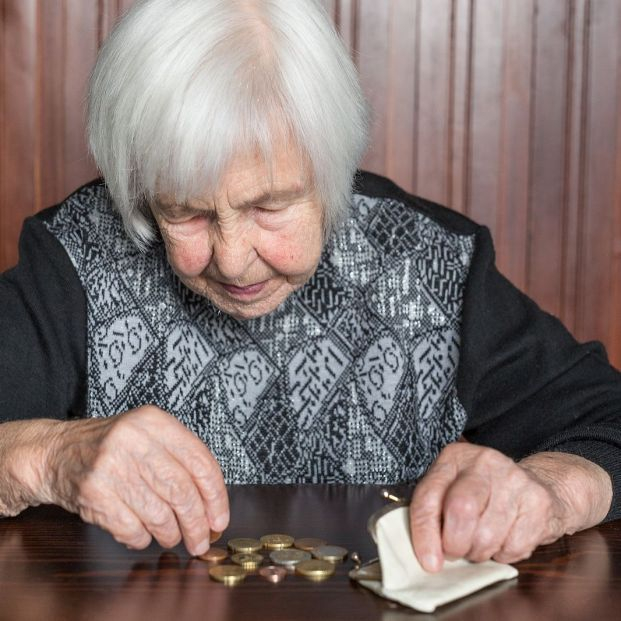 mujer mayor cuenta dinero