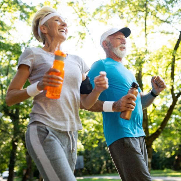 Vigilar el ritmo cardiaco de los mayores al hacer deporte en verano