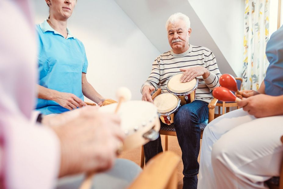 ¿Cómo influye la musicoterapia en las personas con demencia?
