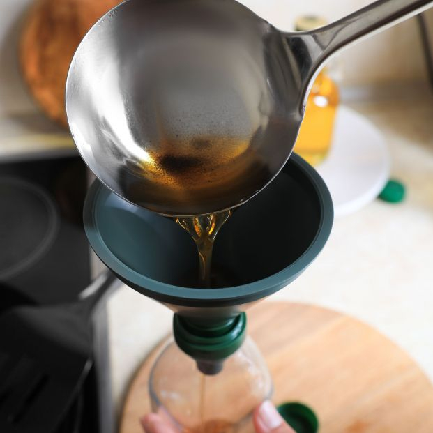 Cómo tirar aceite de cocina usado?