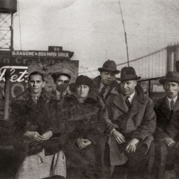 NuevaYork. Herminia Guerra y Andrés Sánchez, en el centro, con parientes gallegos recién llegados, en una azotea de la ciudad