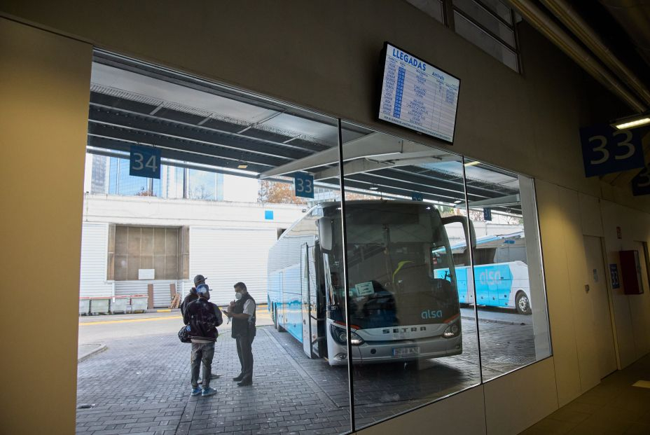 EuropaPress 4894227 dos personas conversan conductor autobus estacion autobuses mendez alvaro