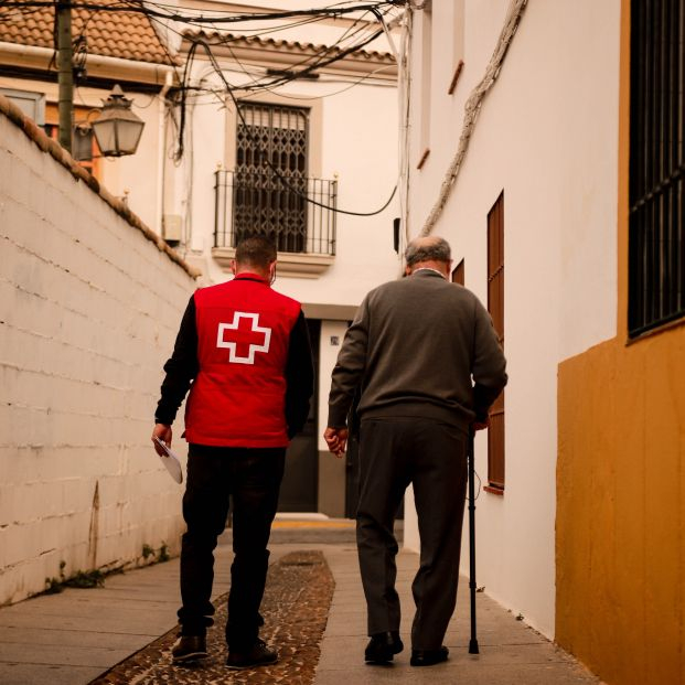 Cruz Roja llevará a 26.000 mayores de toda España dispositivos de voz para evitar la soledad. Foto: Europa Press