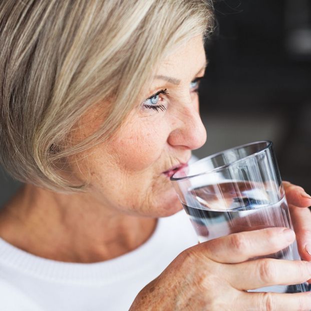 Cuáles son los factores de riesgo de deshidratación en personas mayores