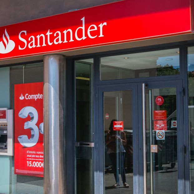 Requisitos para pedir una hipoteca. Oficina del Banco Santander en Barcelona