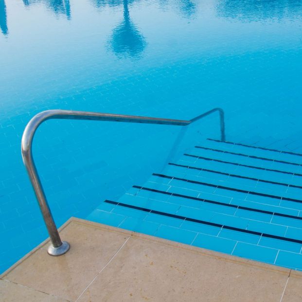Escaleras para un acceso seguro de los mayores a la piscina