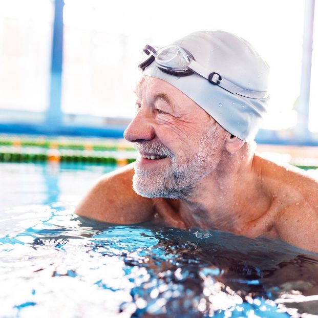 Nadar es una de las actividades físicas más recomendables para personas mayores