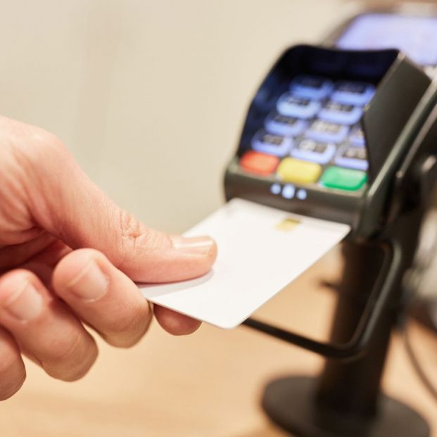Precauciones al usar las tarjetas bancarias en comercios físicos y online para evitar estafas
