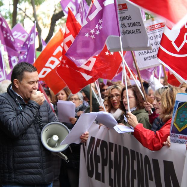 Los sindicatos salen a la calle para "poner cara a la dependencia" y reivindicar un mejor convenio