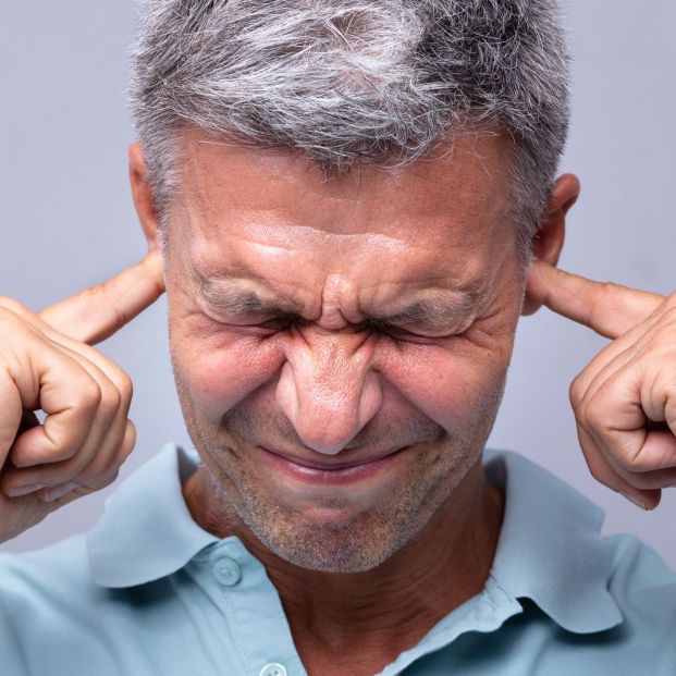 Cómo deben usar los auriculares los mayores para evitar que estos les dañen los oídos