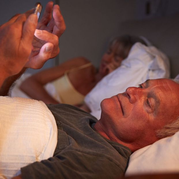 Usar tu teléfono móvil antes de dormir podría ser la causa de tu insomnio