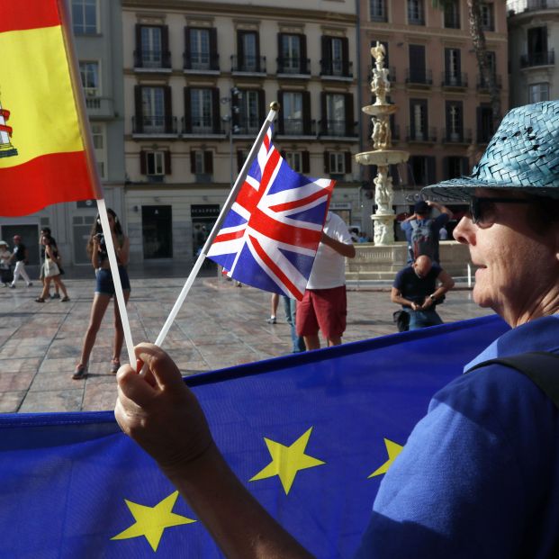 EuropaPress 2384685 Una mujer sujeta la bandera europea junto a la española y la británica en la plaza de La Constitución de la capital malagueña donde británicos llegados de distintos puntos de La Axarquía y de la Costa del Sol se ma