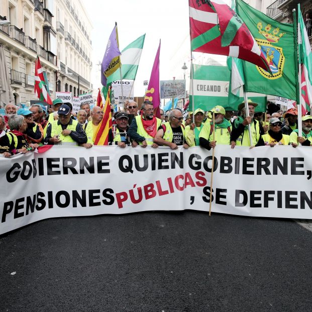 EuropaPress 2428531 La cabeza de la manifestación en defensa de las pensiones con una pancarta en la que se lee 'Gobierne quien gobierne las pensiones públicas se defienden' en Madrid (España) a 16 de octubre de 2019 