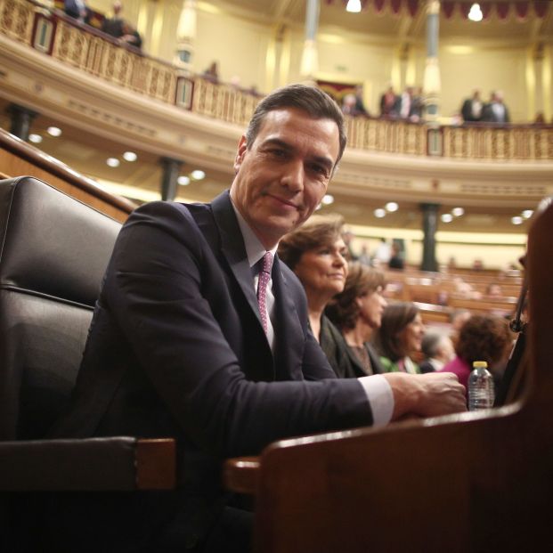 EuropaPress 2572450 El presidente de Gobierno en funciones y secretario general del PSOE Pedro Sánchez sonríe sentado en su escaño en el Congreso de los Diputados antes de la primera sesión del debate de su investidura en la XIV Legisla