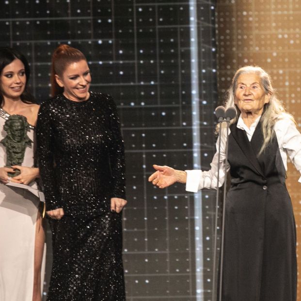 Las actrices Anna Castillo y Eva Llorach entregan el premio a la mejor actriz revelación a Benedicta Sánchez por Lo que arde durante la XXXIV edición de los Premios Goya en Málaga (Andalucía España) a 25 de enero d