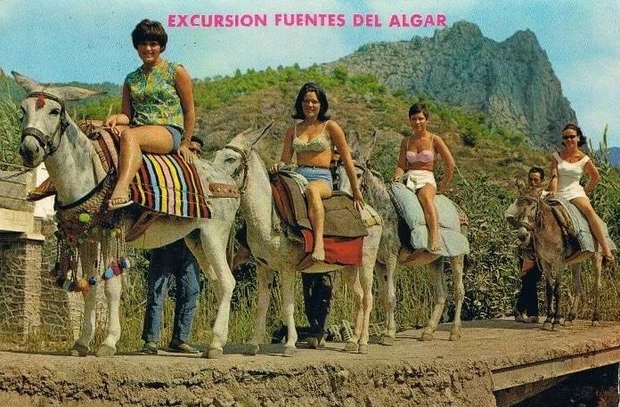 Postal de Callosa den Sarrià. Excursión Fuentes del Algar. Alicante 1968.