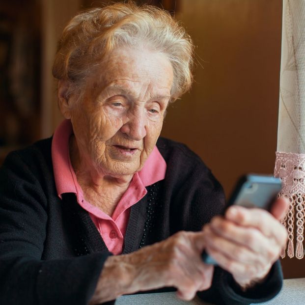 Teléfonos gratuitos para combatir la soledad de los mayores confinados por el coronavirus