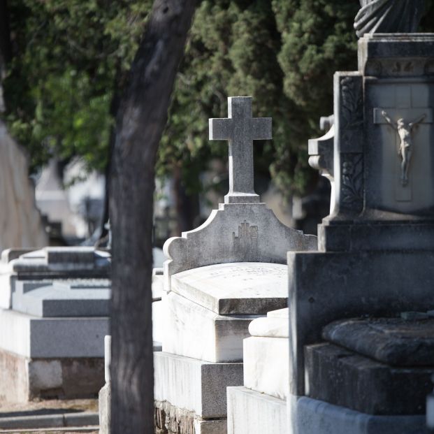 Garzón denuncia que algunas funerarias han subido los precios hasta 2.000 euros en plena pandemia