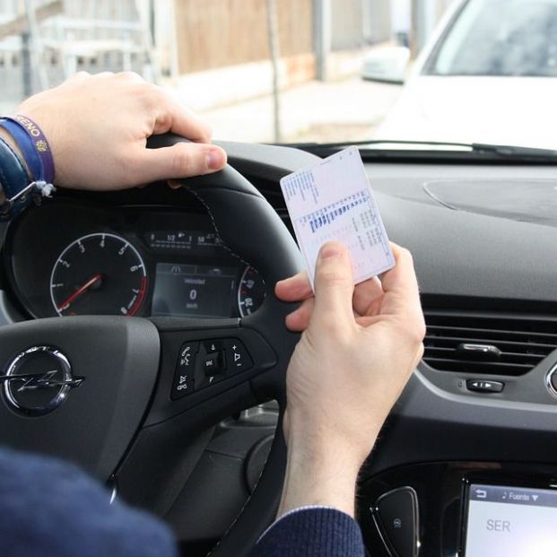 Si nos para un agente de tráfico debemos llevar obligatoriamente el permiso de conducir (Pixabay)