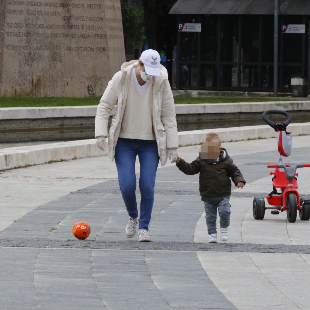 Adulto paseando con un niño. Foto: Europa Press 