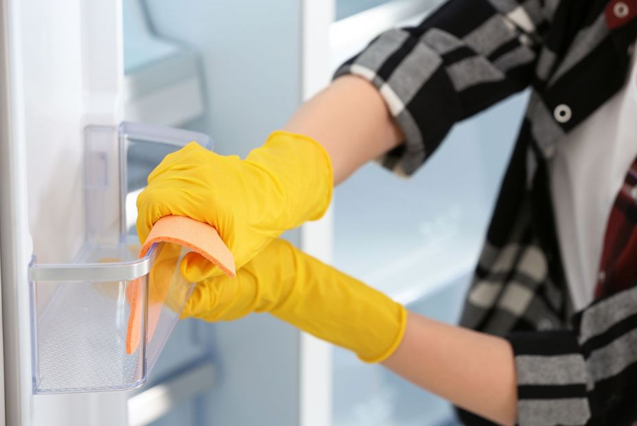 bigstock Woman In Rubber Gloves Cleanin 359025109