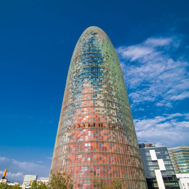 Un hombre escala un rascacielos de Barcelona descalzo y sin cuerdas