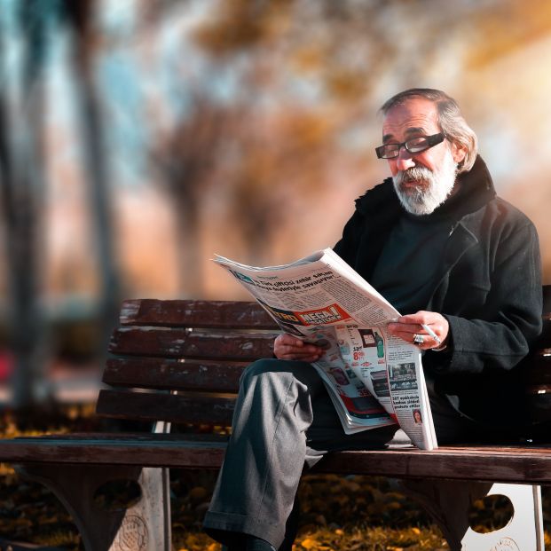Persona mayor leyendo la prensa.