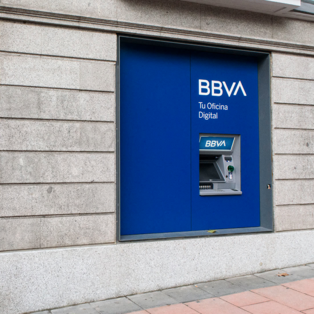 BBVA cobrará 2 euros por sacar efectivo en ventanilla y endurece las condiciones de la cuenta nómina