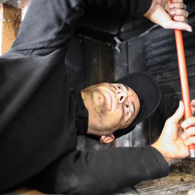 Cómo encender la chimenea sin que se te llene la casa de humo Foto: bigstock