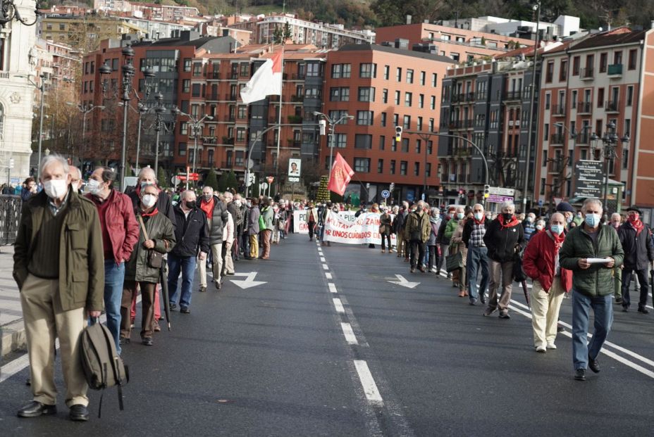 Pensionistas se manifiestan en Bilbao en contra de recortes y cierres de residencias