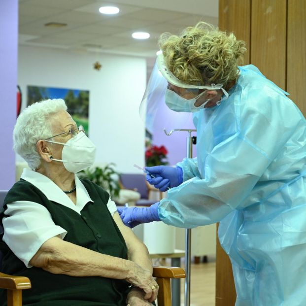 Araceli, de 96 años, primera vacunada contra el coronavirus en España