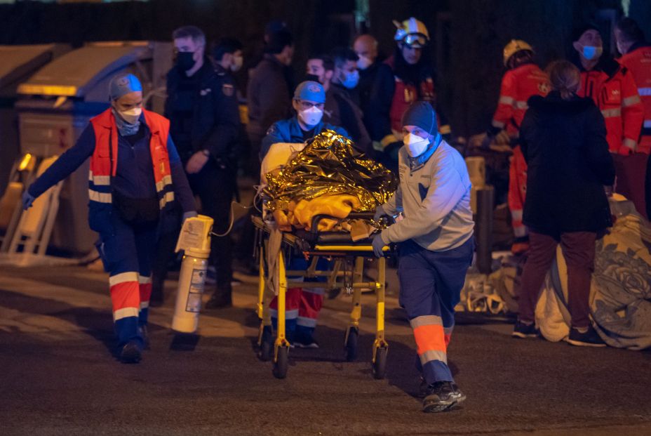 EuropaPress 3504886 ancianos atendidos calle antes ser trasladados centro hospitalario incendio