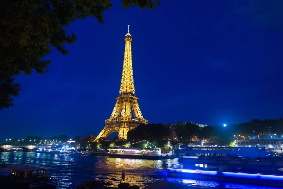 Imagen nocturna de la Torre Eiffel (bigstock)