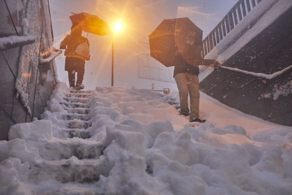 EuropaPress 3509447 dos personas bajan escalera estacion metro cubierta nieve paso borrasca