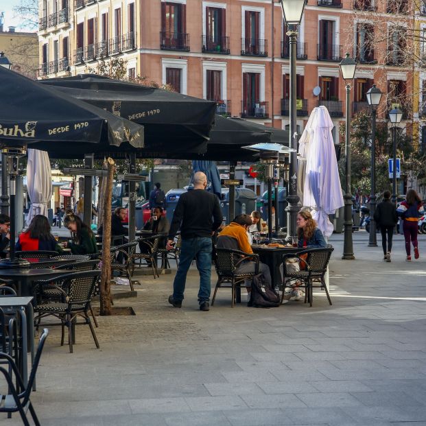 Madrid amplía desde hoy de 4 a 6 los grupos en terrazas y obliga a usar mascarillas en la hostelería