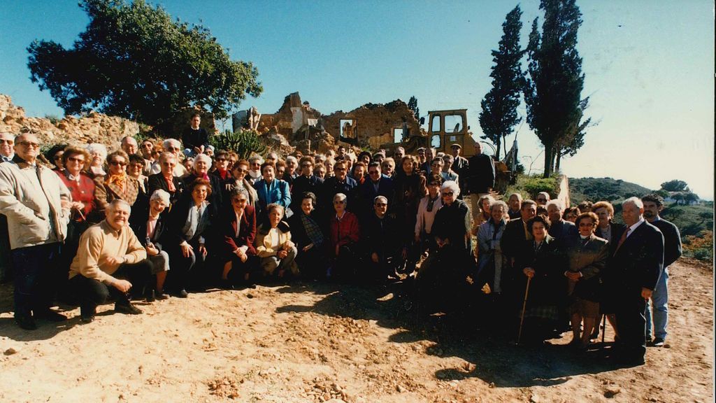 1991. Se pne la primera piedra de la Residencia Santa Clara. Foto: Aurora Moreno