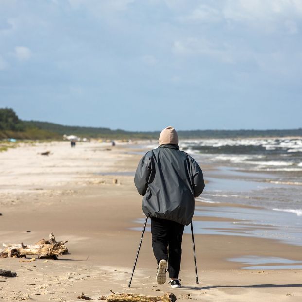 Personas mayor caminando por la playa