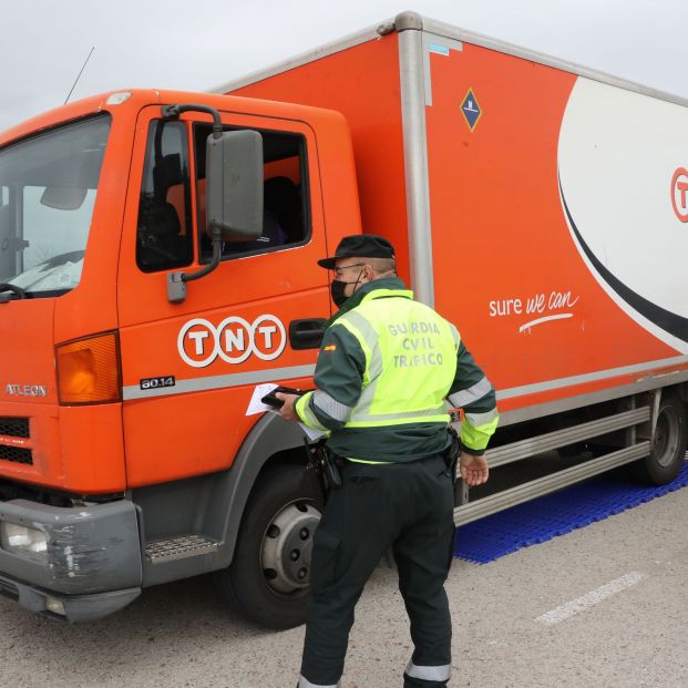 EuropaPress 3564209 guardias civiles trafico trabajan control pesaje vehiculos transporte